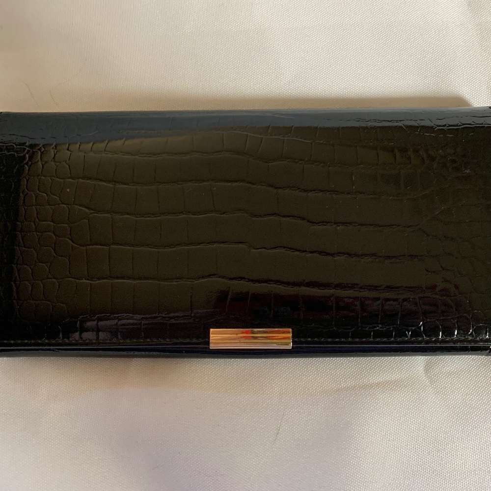 Gorgeous Genuine Leather Korea Black Wallet with Gold Tone Hardware!